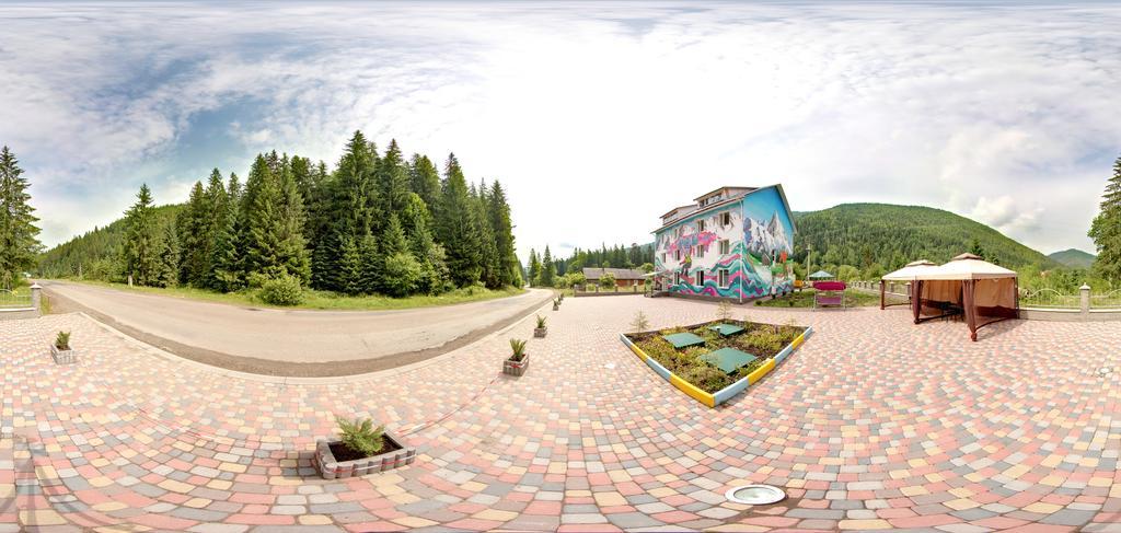 Free Way Hostel Yablunytsya Exterior photo